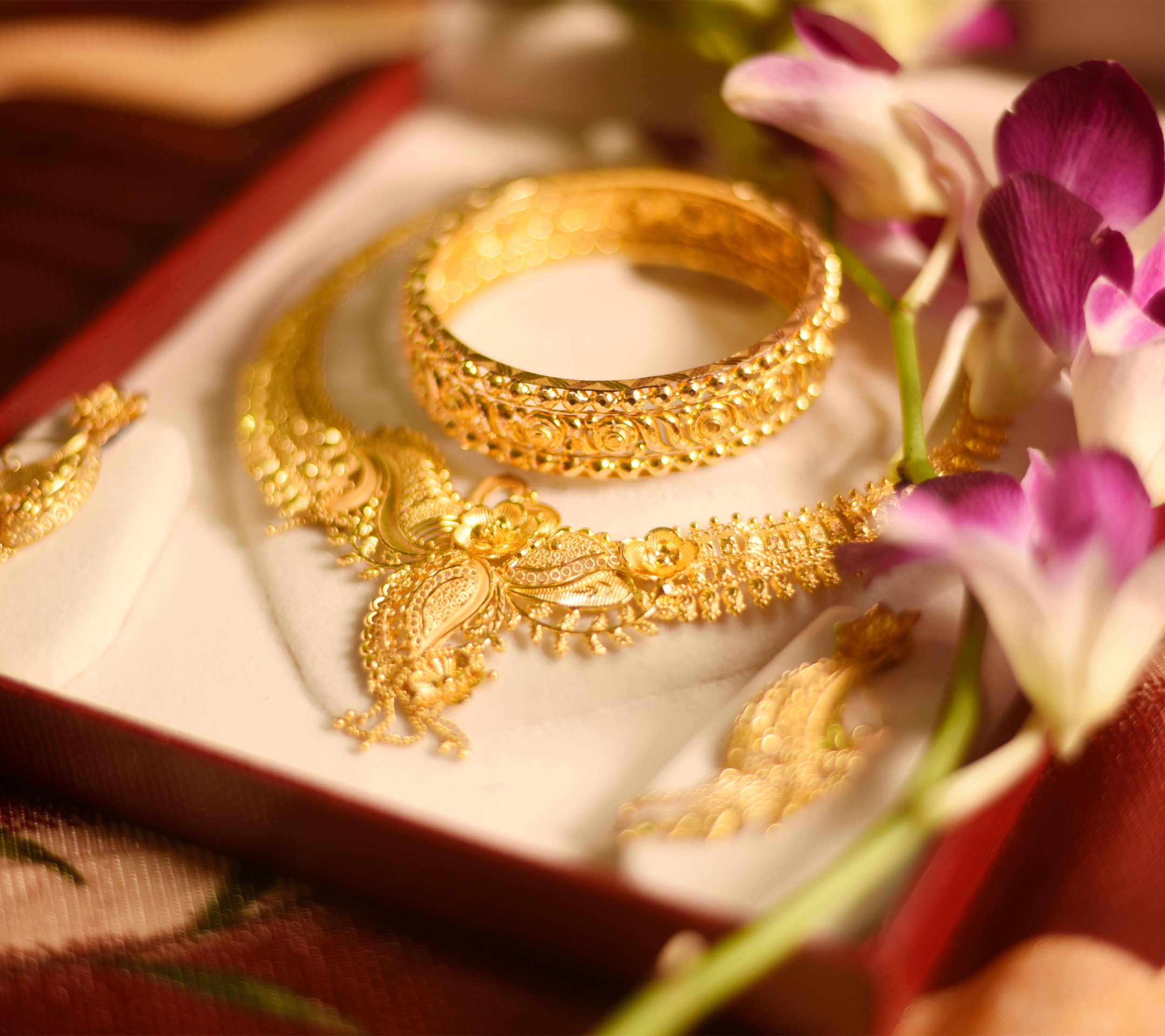 7 Stunning Gold Wedding Jewellery Designs Trending for 2024 Brides